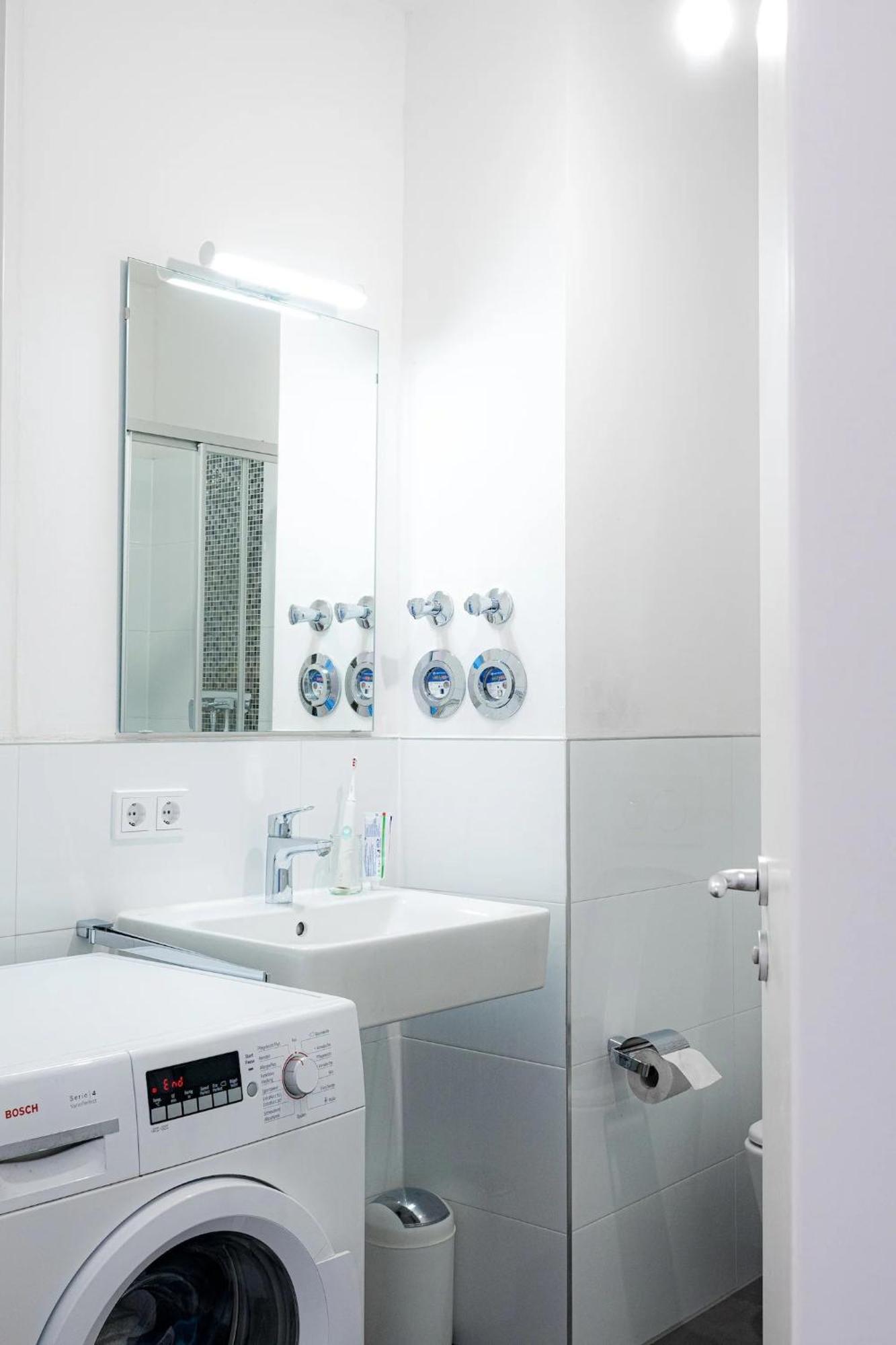 Zentrales Zimmer, Naehe Oktoberfest, Bett Und Schlafcouch Apartment *